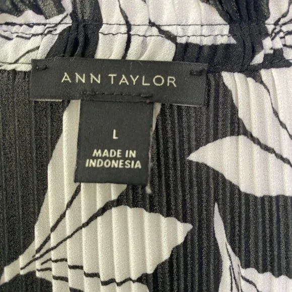 Ann Taylor Blouse Large Long Sleeve Pleated Floral Black & White Split Neck - Picture 8 of 9